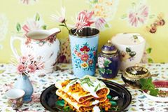 Auch die vegetarische Linsenlasagne ist offen für eine tierische Verwandlung: einfach krümelig gebratenes Lammhack mit in die Soße geben. Zum Rezept: Offene Linsenlasagne Auch die vegetarische Linsenlasagne ist offen für eine tierische Verwandlung: einfach krümelig gebratenes Lammhack mit in die Soße geben. Zum Rezept: Offene Linsenlasagne