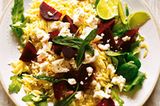 Kritharaki, die kleinen Nudeln, sehen aus wie Reis, sind aber schneller gar. Super! Wir servieren sie als raffinierten Salat mit roter Bete, Feta, Feldsalat und Salbei. Zum Rezept: Nudelsalat mit roter Bete und Schafskäse