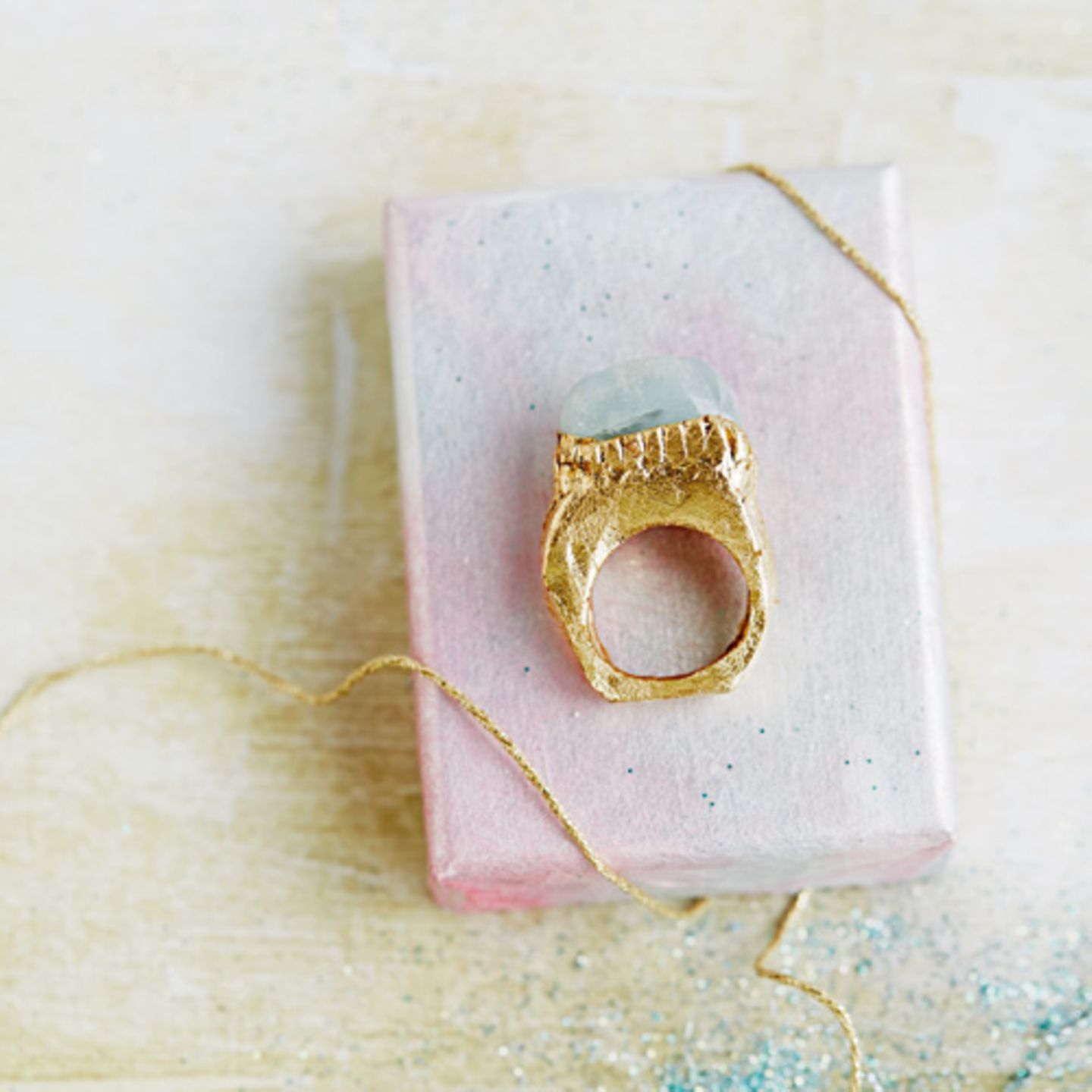 Wer selbstgemachten Schmuck mag, sollte sich einmal diesen Fimo-Ring anschauen. Denn den können Sie ganz einfach selber machen. Zur Anleitung Fimo-Ring selber machen.