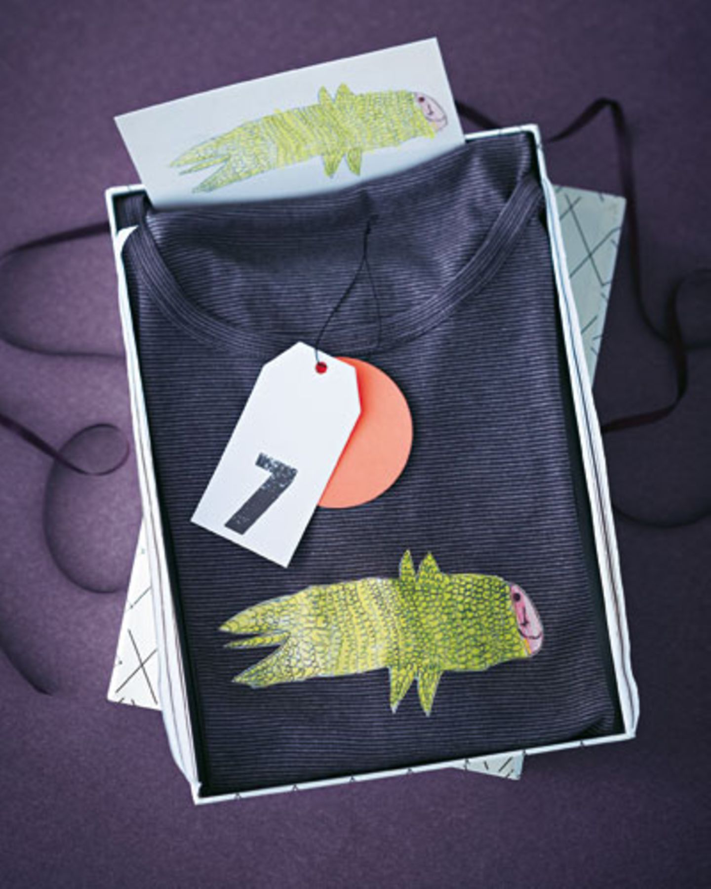 Zeichnung einscannen und nach Anleitung auf Transferpapier ausdrucken. Motiv ausschneiden, aufs T-Shirt legen und nach Anweisung festbügeln. Wer möchte, kann das Motiv abschließend noch mit dünnem Faden und kleinen Stichen zusätzlich fixieren.