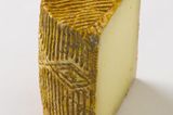 Zur Zwiebelkonfitüre passt beispielsweise Tommette d'Ariège, ein harter, gereifter Käse aus den Bergen des Ariège im französischen Baskenland. Es ist ein Brébis, also ein Käse aus Schafsmilch. Wunderbar ist die Zwiebelkonfitüre auch mit Pecorino oder Manchego!