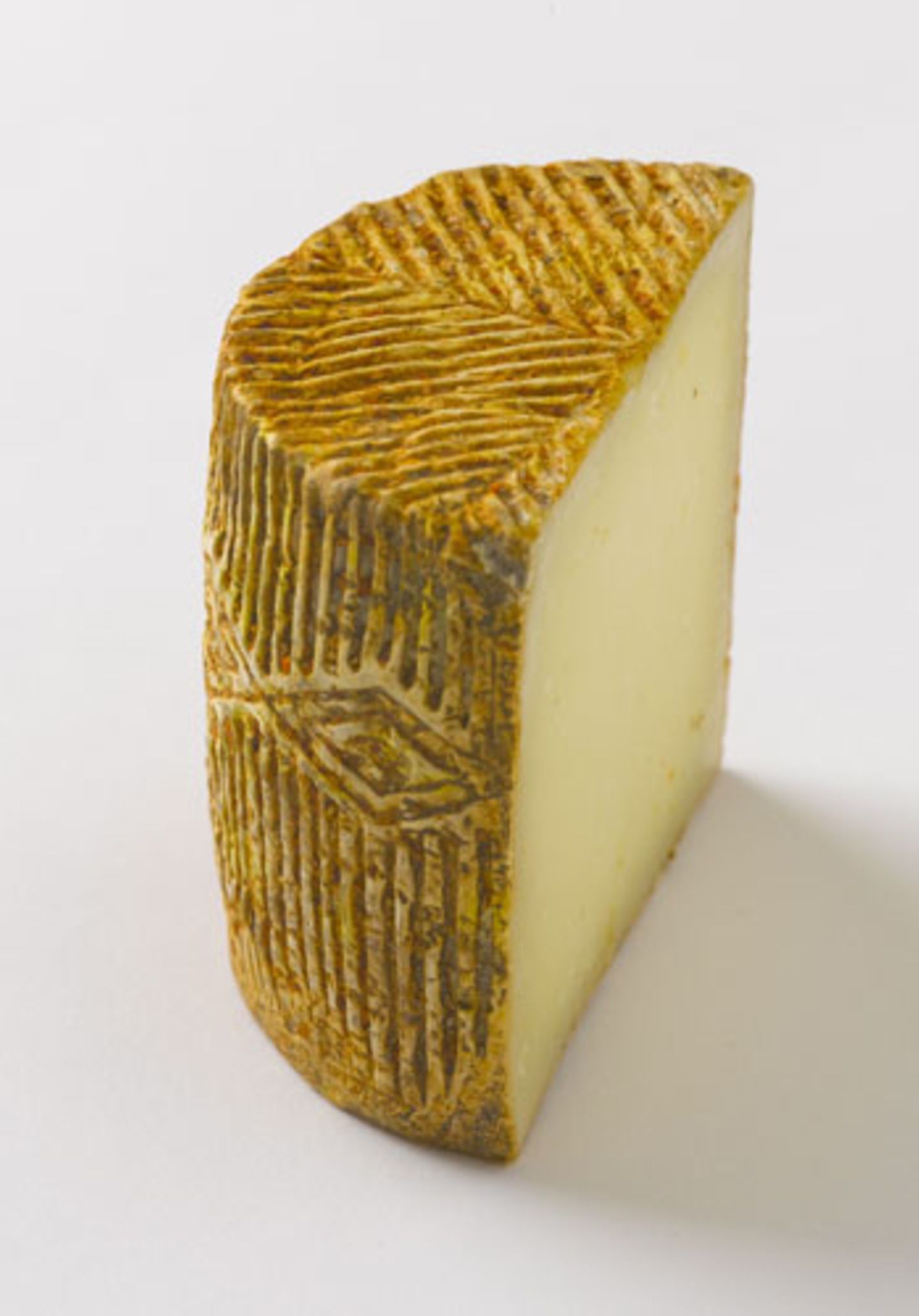 Zur Zwiebelkonfitüre passt beispielsweise Tommette d'Ariège, ein harter, gereifter Käse aus den Bergen des Ariège im französischen Baskenland. Es ist ein Brébis, also ein Käse aus Schafsmilch. Wunderbar ist die Zwiebelkonfitüre auch mit Pecorino oder Manchego!