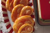Mit fertigem Blätterteig sind die knusprigen Schweineohren ratzfatz gebacken. Bunter Zucker bringt Farbe ins Spiel! Zum Rezept: Bunte Schweineohren