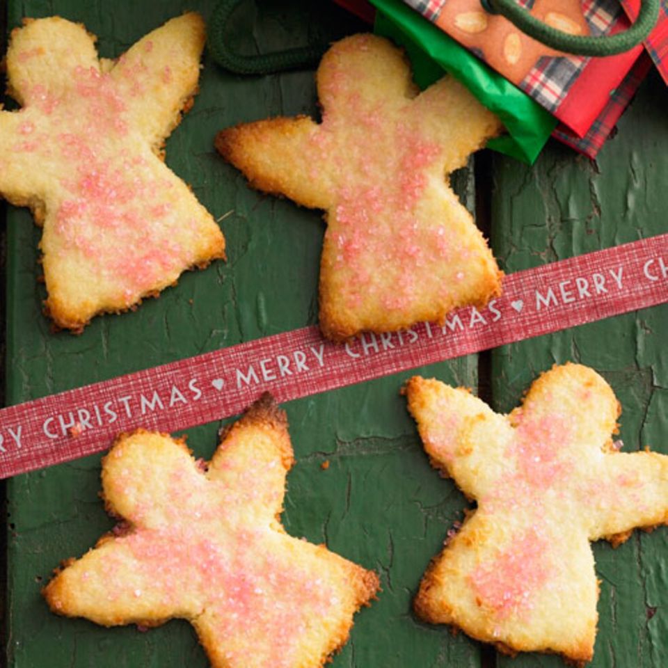 Warum eigentlich immer nur Kokosmakronen backen? Unsere Kokos-Engel aus Mürbeteig sind ähnlich fluffig und sehen dazu noch bezaubernd aus, vor allem, wenn ihr sie noch mit rosa Zuckerstreuseln bestreut. Nicht nur kleine Prinzessinnen kriegen einfach nicht genug davon - gut, dass das Rezept für 20 Engel reicht! Zum Rezept: Kokos-Engel Warum eigentlich immer nur Kokosmakronen backen? Unsere Kokos-Engel aus Mürbeteig sind ähnlich fluffig und sehen dazu noch bezaubernd aus, vor allem, wenn ihr sie noch mit rosa Zuckerstreuseln bestreut. Nicht nur kleine Prinzessinnen kriegen einfach nicht genug davon - gut, dass das Rezept für 20 Engel reicht! Zum Rezept: Kokos-Engel