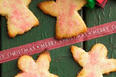 Warum eigentlich immer nur Kokosmakronen backen? Unsere Kokos-Engel aus Mürbeteig sind ähnlich fluffig und sehen dazu noch bezaubernd aus, vor allem, wenn ihr sie noch mit rosa Zuckerstreuseln bestreut. Nicht nur kleine Prinzessinnen kriegen einfach nicht genug davon - gut, dass das Rezept für 20 Engel reicht! Zum Rezept: Kokos-Engel Warum eigentlich immer nur Kokosmakronen backen? Unsere Kokos-Engel aus Mürbeteig sind ähnlich fluffig und sehen dazu noch bezaubernd aus, vor allem, wenn ihr sie noch mit rosa Zuckerstreuseln bestreut. Nicht nur kleine Prinzessinnen kriegen einfach nicht genug davon - gut, dass das Rezept für 20 Engel reicht! Zum Rezept: Kokos-Engel