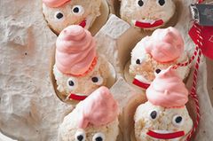 Weihnachtsmänner aus Baiser Kokosmakronen mal anders: Mit rosa Baiserhaube, Lakritz-Augen und Fruchtgummi-Mund verwandeln wir sie in niedliche Weihnachtsmänner. Zum Rezept: Weihnachtsmänner aus Baiser