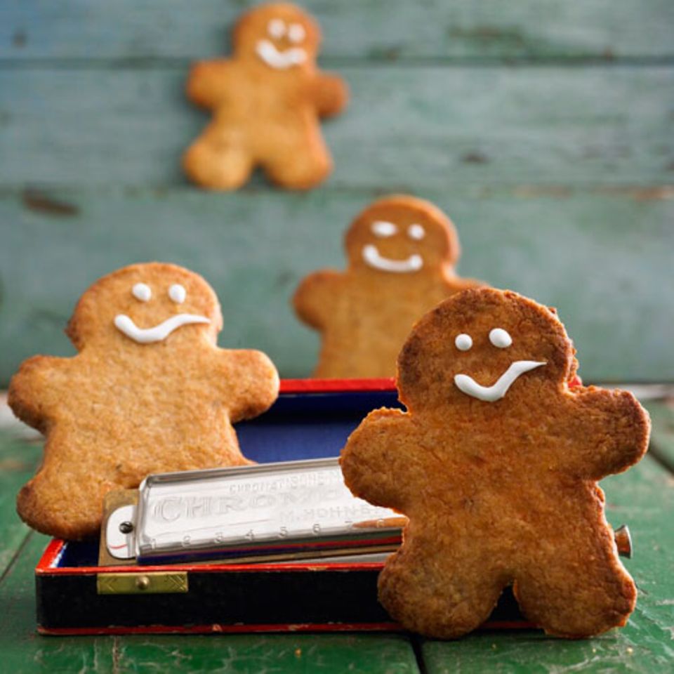 Lebkuchen-Männchen Lebkuchen gehören an Weihnachten einfach dazu. Diese Variante ist besonders einfach: Wir geben nur noch etwas Orangeat und Lebkuchengewürz zu unserem Grundteig. Und mit ihrem Zuckergusslächeln sehen die Lebkuchen-Männchen einfach niedlich aus. Das klappt auch, wenn ihr keine Deko-Feen seid, versprochen! Zum Rezept: Lebkuchen-Männchen