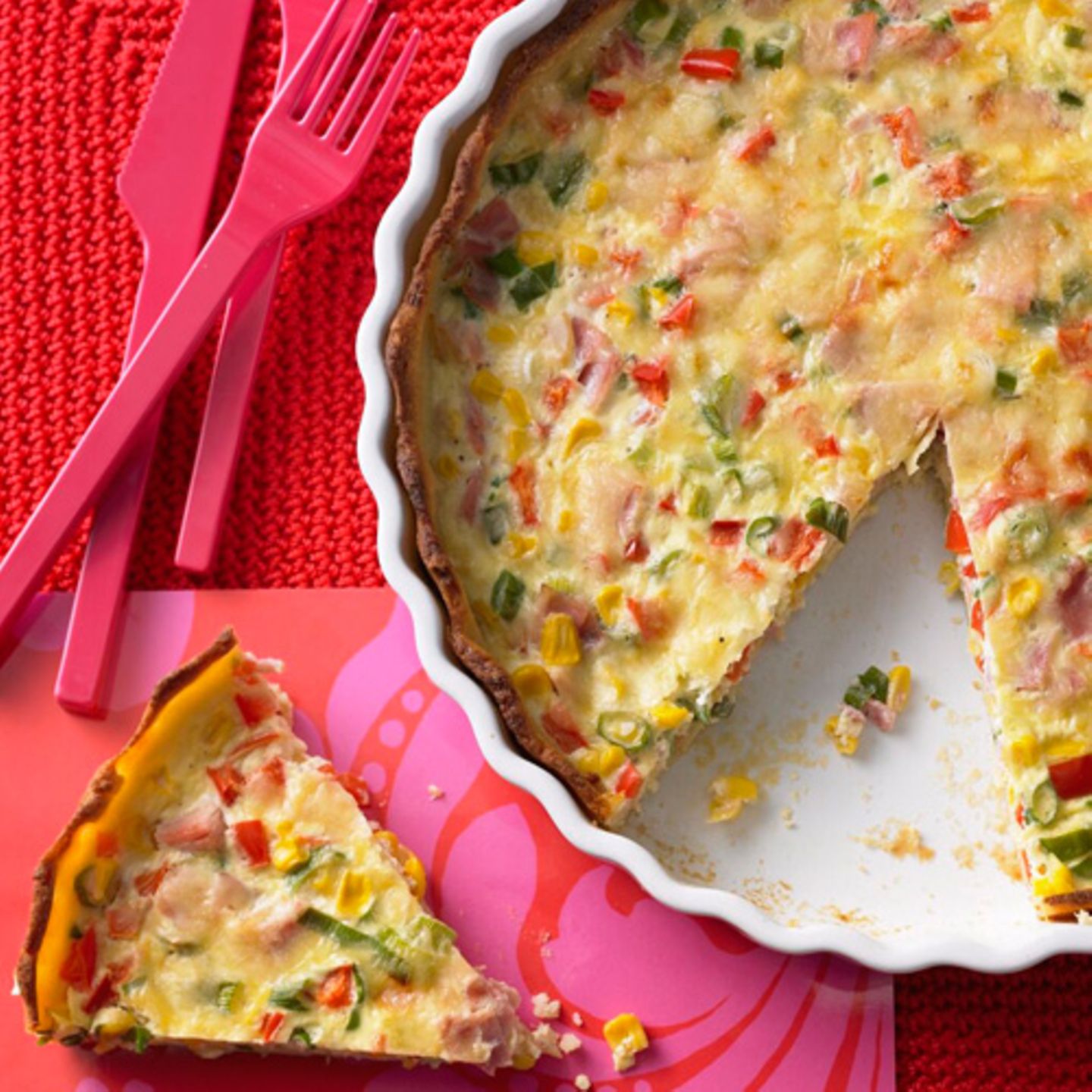 Schmeckt warm oder kalt: die herzhafte Kartoffel-Quiche mit Paprika, Schinken und Lauchzwiebeln.