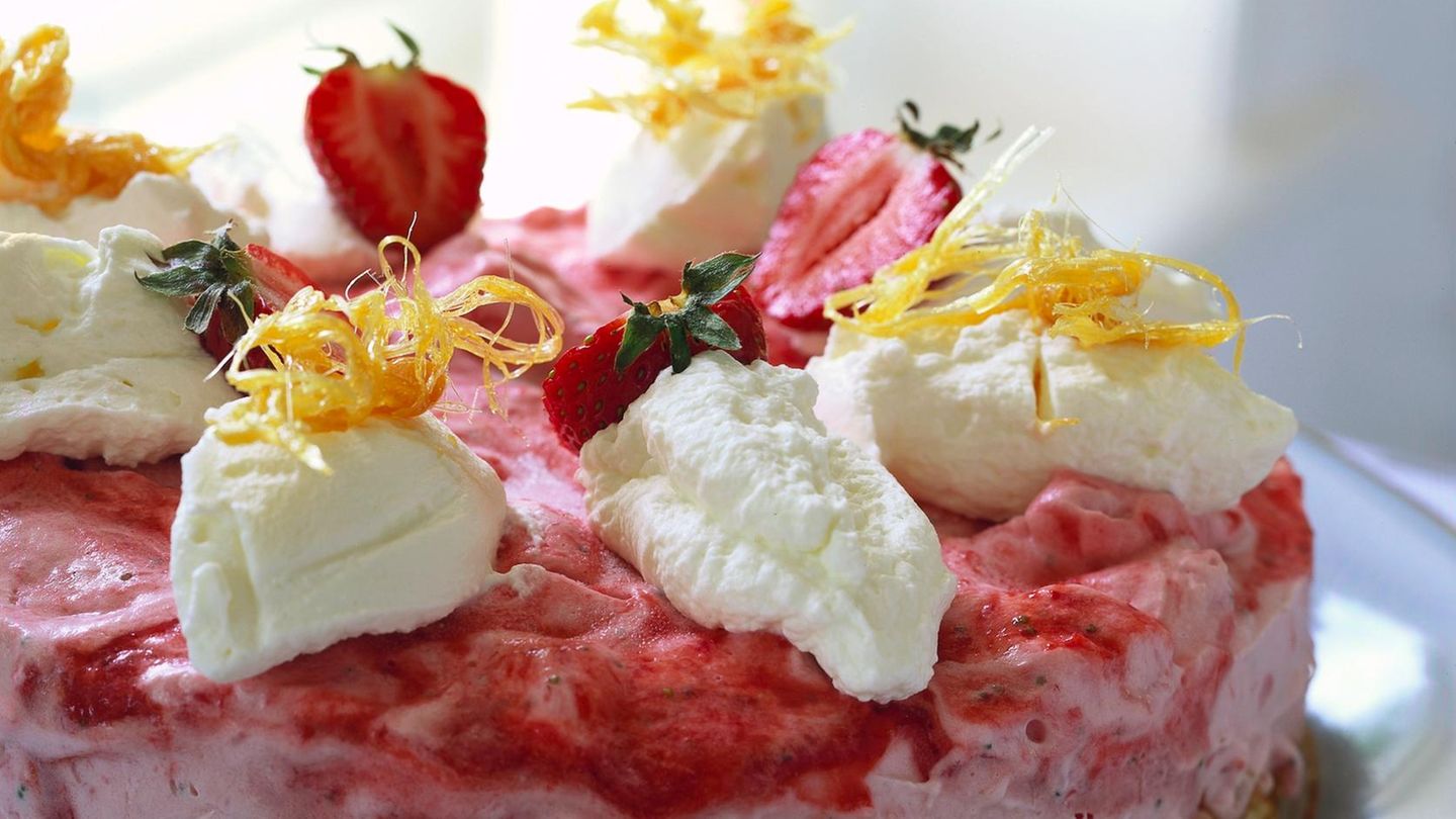 Erdbeer-Eistorte mit Mascarpone | BRIGITTE.de