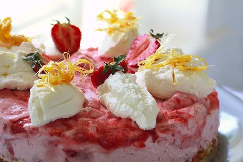 Eistorte mit Erdbeere und Reiskeksen