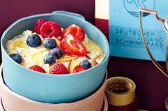 Power-Frühstück: Für einen energiereichen Start in den Sporttag - der Hafer-Porridge mit Ahornsirup und Früchten ist kohlenhydratreich und leicht verdaulich. Zum Rezept: Hafer-Porridge mit Ahornsirup und Früchten Power-Frühstück: Für einen energiereichen Start in den Sporttag - der Hafer-Porridge mit Ahornsirup und Früchten ist kohlenhydratreich und leicht verdaulich. Zum Rezept: Hafer-Porridge mit Ahornsirup und Früchten