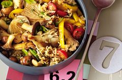 Hilft beim Durchhalten: Die bunte Pilzpfanne mit Chilireis ist ein Stoffwechselbooster fürs Abnehmen. Am besten drei bis vier Stunden vor dem Training essen! Zum Rezept: Bunte Pilzpfanne mit Chilireis Hilft beim Durchhalten: Die bunte Pilzpfanne mit Chilireis ist ein Stoffwechselbooster fürs Abnehmen. Am besten drei bis vier Stunden vor dem Training essen! Zum Rezept: Bunte Pilzpfanne mit Chilireis