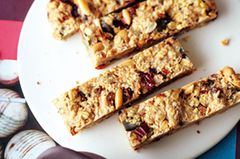Leistungsstark: Die würzigen Müsliriegel bringen schnell Energie, steigern die Leistung - und bieten alle drei wichtigen Arten von Kohlenhydraten. Der ideale Sport-Snack! Zum Rezept: Würzige Müsliriegel Leistungsstark: Die würzigen Müsliriegel bringen schnell Energie, steigern die Leistung - und bieten alle drei wichtigen Arten von Kohlenhydraten. Der ideale Sport-Snack! Zum Rezept: Würzige Müsliriegel
