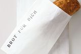 9. Ausgekühltes Brot in eine Tüte legen und diese mit einer Kordel verschnüren. Mehr bei BRIGITTE.de: Brot backen - unsere besten Rezepte Video-Backschule: Französisches Baguette Rezepte finden - die große Rezept-Datenbank