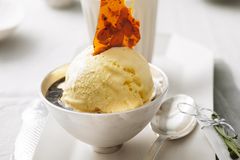 Affogato al Caffè mit Kardamom-Krokant Affogato al Caffè mit Kardamom-Krokant