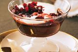 Schokolade meets Frucht: Der Schokopudding mit feiner Zimtnote wird mit einer schnellen Soße aus Cranberrys und Sherry serviert. Zum Rezept: Schokopudding mit Cranberry-Sherry-Soße