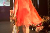 Orange-rotes Kleid von Sibilla Pavenstedt, Tücher von Roeckl und Fraas, Tasche von Codello und Schuhe von JustFab.