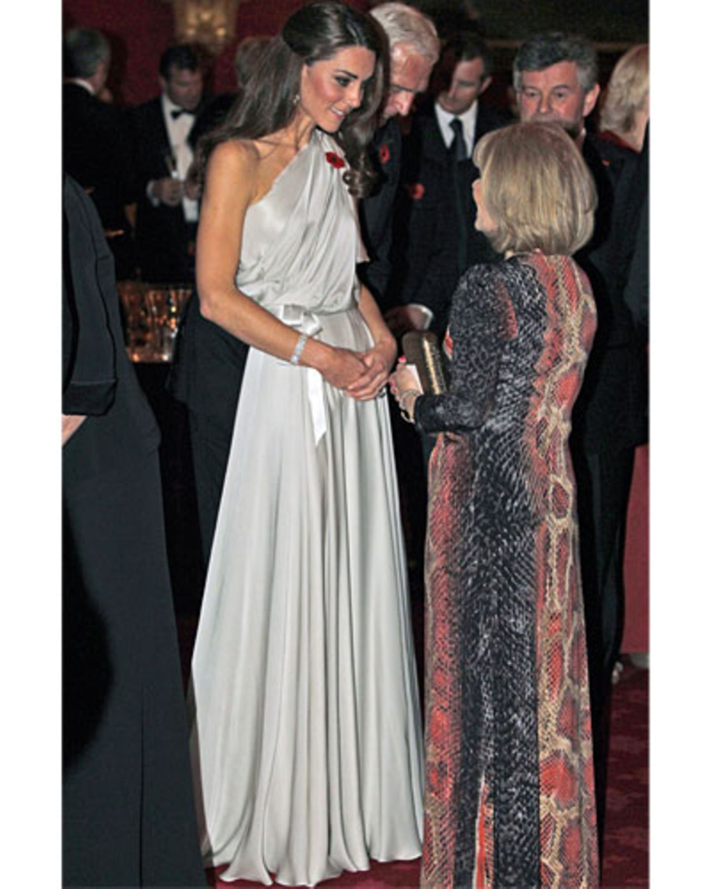 Frage von rechts: "Sagen Sie einmal, Ihre königliche Hoheit, wie hoch sind eigentlich die Absätze, die Sie unter diesem Kleid verstecken." Antwort von links: "Das verrate ich Ihnen nur, wenn Sie mir versichern, dass für Ihr Outfit keine Schlangen sterben mussten."
