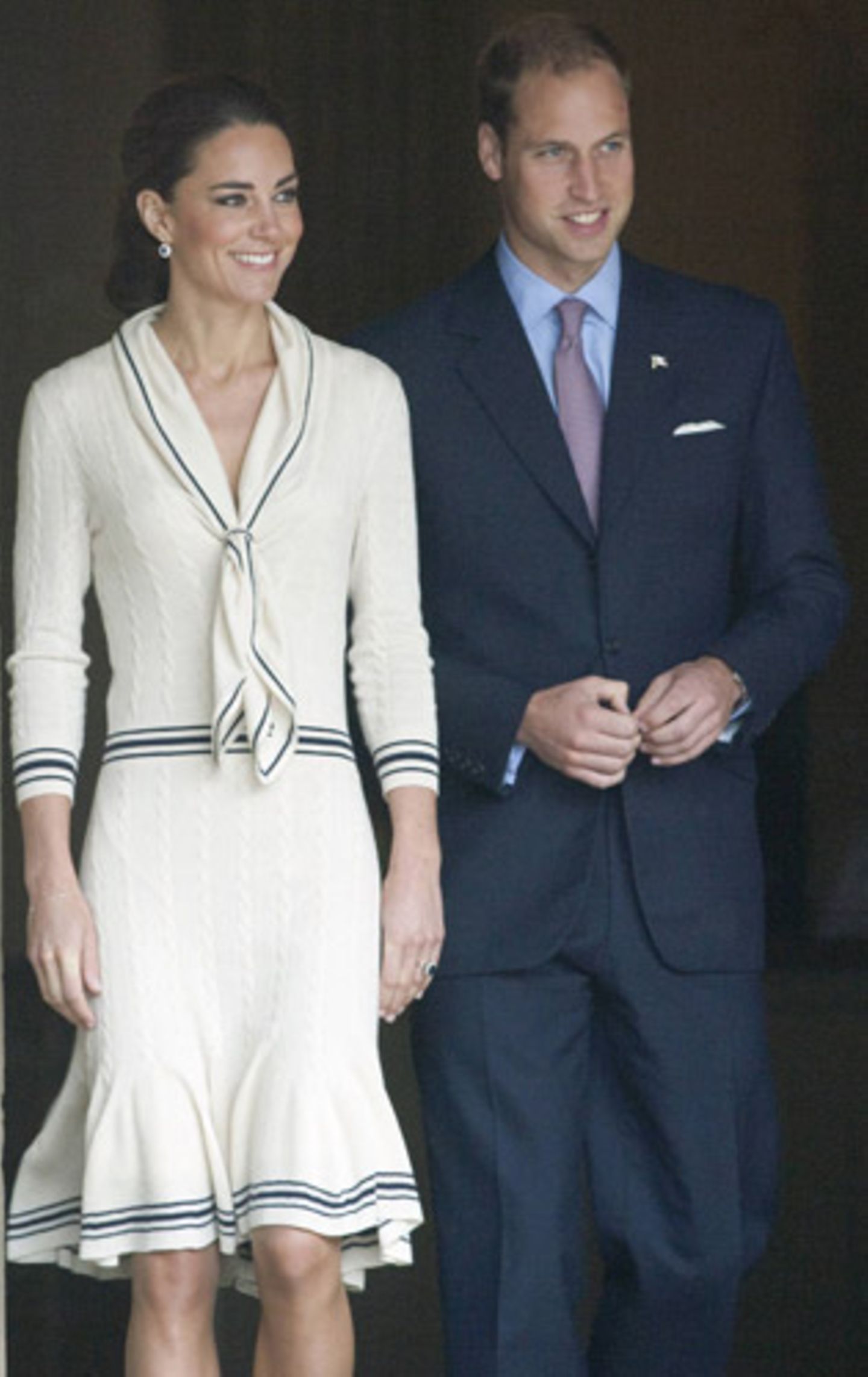 Der Duke und die Duchess von Cambridge verlassen Prince Edward Island. Natürlich mit einem schicken Dampfer der königlichen Flotte. Katies 40er-Jahre-Marinekleid mit Schluppe ist dafür wie gemacht.