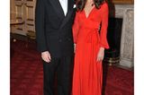 Zur Charity-Gala im St James's Palace bringt Catherine ihr strahlendes Lächeln, eine rote Traumrobe und das wie immer perfekt fallende Haar mit. Ganz ehrlich, liebe Duchess of Cambridge, besser geht's nicht!