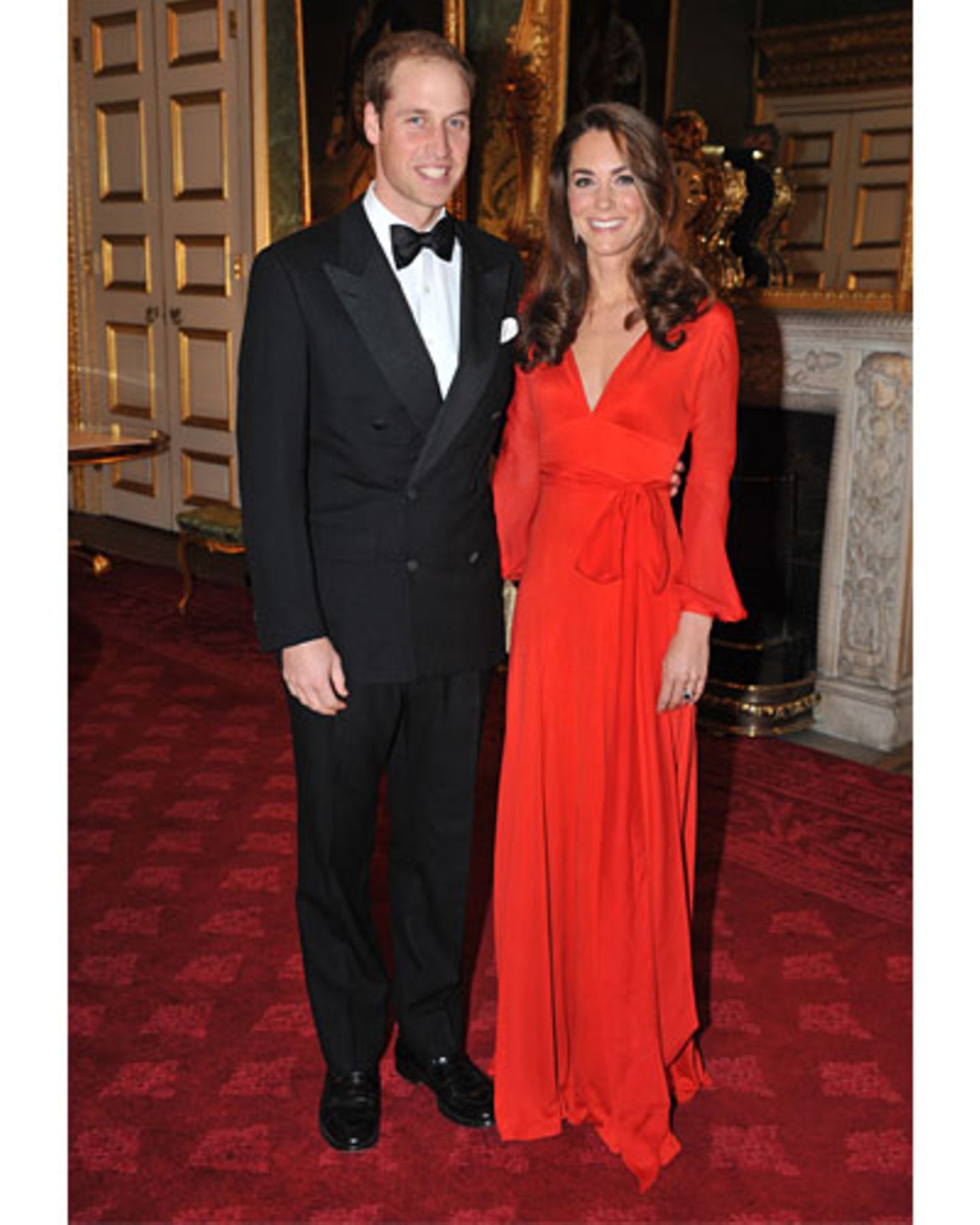 Zur Charity-Gala im St James's Palace bringt Catherine ihr strahlendes Lächeln, eine rote Traumrobe und das wie immer perfekt fallende Haar mit. Ganz ehrlich, liebe Duchess of Cambridge, besser geht's nicht!