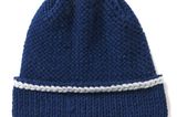 Glatt links gestrickt, mit einer Häkelnadel fix gesäumt - fertig ist die coole Mütze.