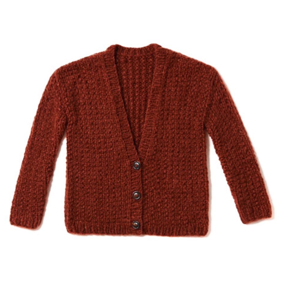 Mit dicken Nadeln und vierfachem Faden gefertigt, macht diese Jacke schnell Strick- Fortschritte. Zur Strickanleitung: Strickjacke mit tiefem Ausschnitt stricken