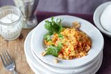 Harissa ist eine rote Pfeffer- oder Currypaste, die in Marokko viel zum Kochen verwendet wird. Auch in diesem lechkren Salat darf sie nicht fehlen. Zum Rezept: Roter Linsensalat
