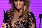 Jennifer Lopez trägt den Long-Gringe