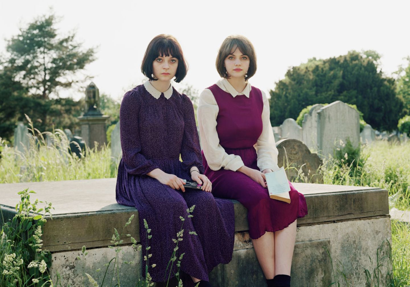 Alice und Lizzie auf einem viktorianischen Friedhof
