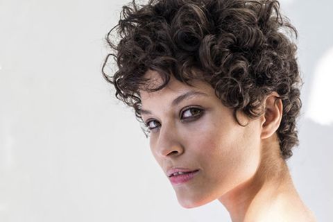 Frisuren für eckige Gesichter - die schönsten Schnitte und besten Tipps