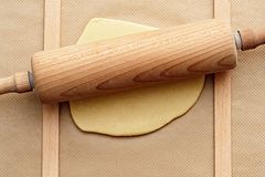 Butter, Zucker und Vanille-Paste oder -mark mit den Quirlen des Handrührers 3 Minuten cremig rühren. Erst Ei dann Sirup unterrühren. Mehl und Salz darübersieben und nur kurz unterkneten. Teig halbieren. Eine Hälfte mit Ingwer, die andere mit Kakao und Zimt nur kurz verkneten. Beide Teige abgedeckt über Nacht kalt stellen. Ingwerteig halbieren, jede Teigportion auf Backpapier zu einem etwa 3 mm dicken Teigquadrat (25 cm Seitenlänge) ausrollen. Das geht gut, wenn man rechts und links 3 mm dicke Teighölzer legt. Kakaoteig ebenfalls halbieren und wie oben beschrieben ausrollen. Butter, Zucker und Vanille-Paste oder -mark mit den Quirlen des Handrührers 3 Minuten cremig rühren. Erst Ei dann Sirup unterrühren. Mehl und Salz darübersieben und nur kurz unterkneten. Teig halbieren. Eine Hälfte mit Ingwer, die andere mit Kakao und Zimt nur kurz verkneten. Beide Teige abgedeckt über Nacht kalt stellen. Ingwerteig halbieren, jede Teigportion auf Backpapier zu einem etwa 3 mm dicken Teigquadrat (25 cm Seitenlänge) ausrollen. Das geht gut, wenn man rechts und links 3 mm dicke Teighölzer legt. Kakaoteig ebenfalls halbieren und wie oben beschrieben ausrollen.