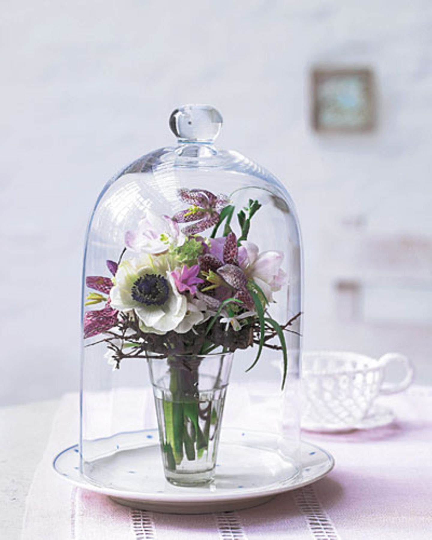 Blumenstrauß mit Schachbrettblume unter Glashaube
