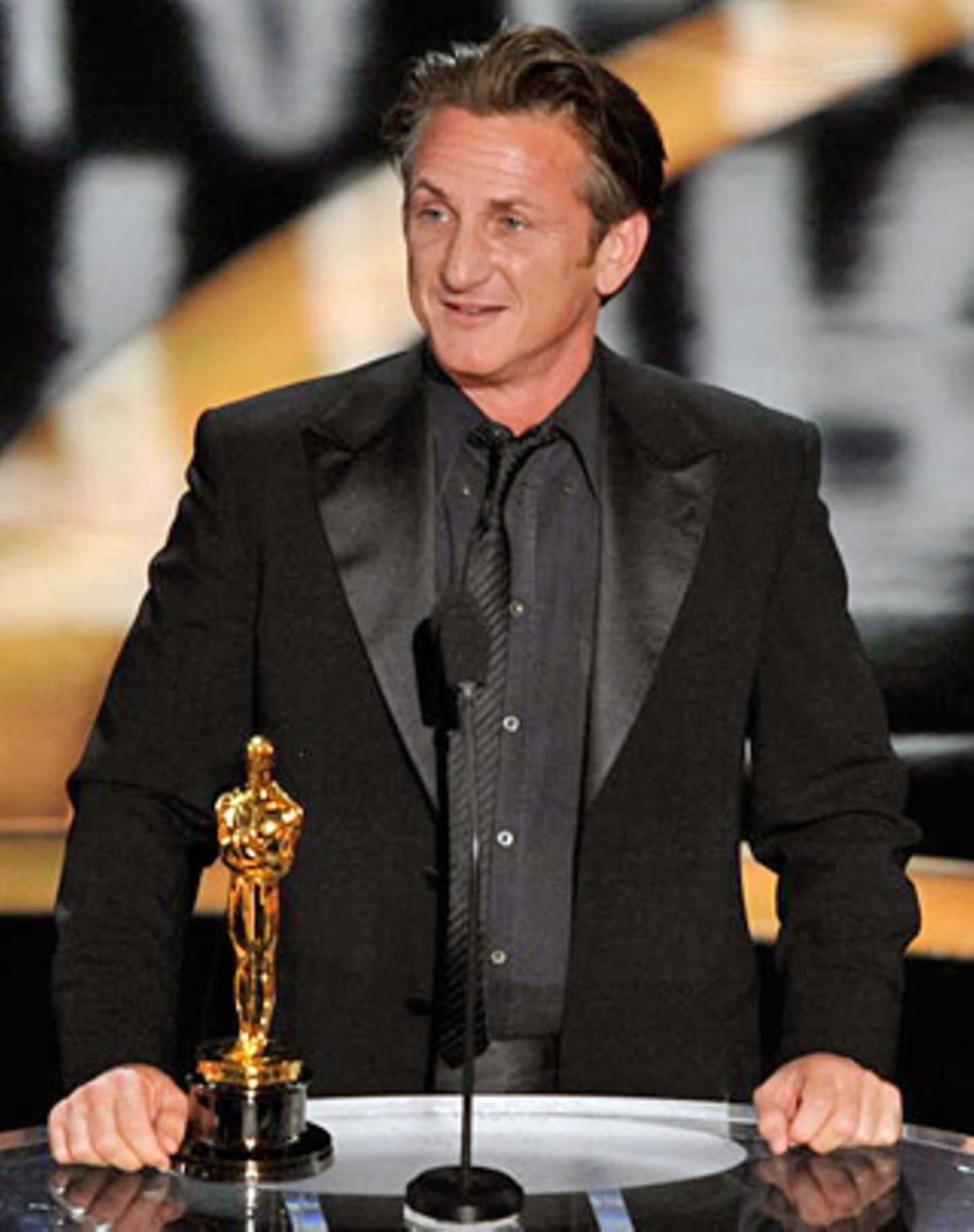 Die Rolle des schwulen Politikers Harvey Milk brachte Sean Penn seinen zweiten Oscar als bester Hauptdarsteller ein. Er nutzte die Bühne für einen politischen Appell. Im Hinblick auf die in den USA umstrittene Homosexuellen-Ehe forderte er gleiche Rechte für alle.
