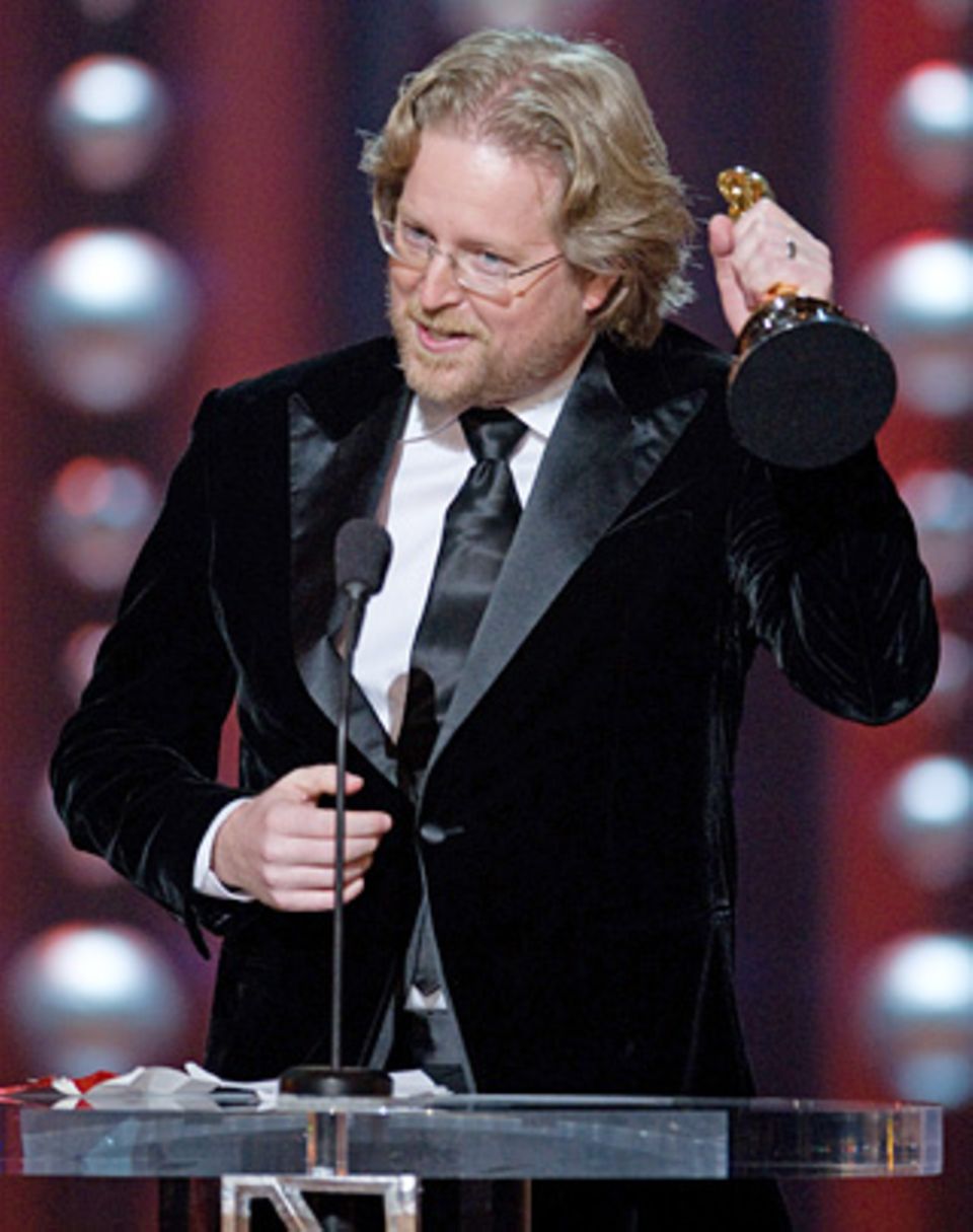 Mit einem Roboter zum Oscar-Glück: Regisseur Andrew Stanton mit seinem Oscar für "Wall-E", der als bester Animationsfilm ausgezeichnet wurde.