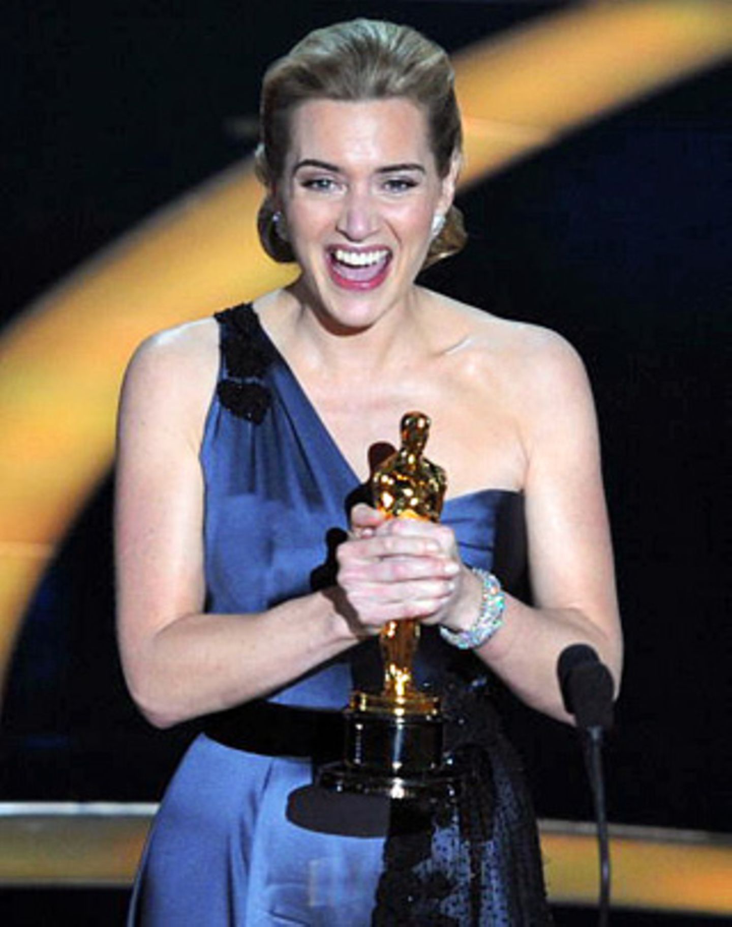 Im fünften Anlauf zu Gold: Kate Winslet bekam den Oscar als beste Hauptdarstellerin für "Der Vorleser" und gestand, schon als Achtjährige vor dem Spiegel für diesen großen Moment geübt zu haben - mit einer Shampoo-Flasche als Oscar-Ersatz.