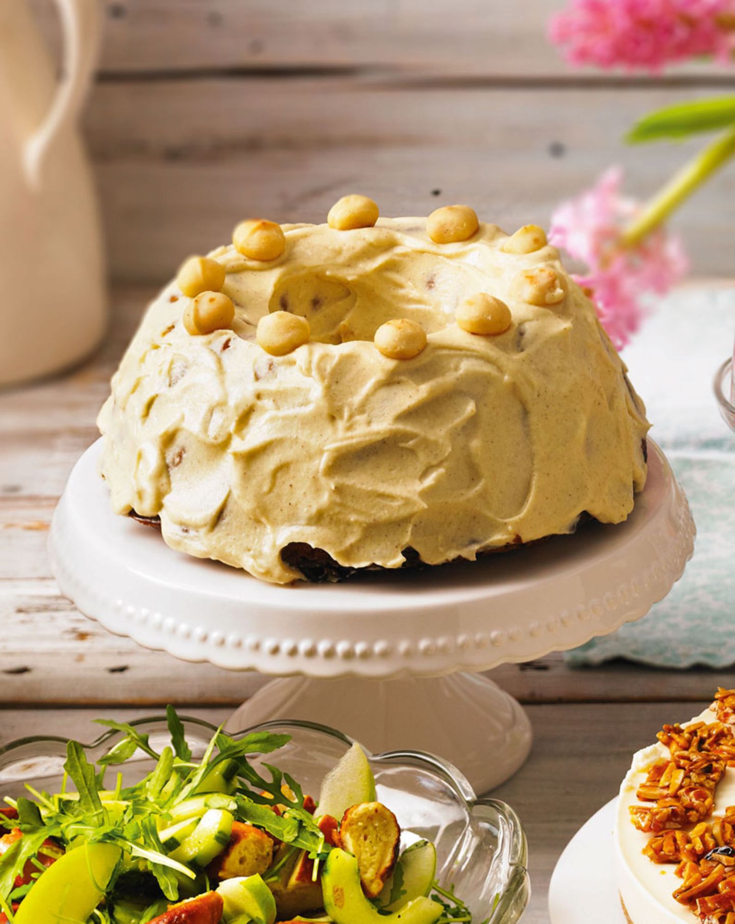 Schickes Party-Outfit: das Mäntelchen aus Frischkäse, Butter, Zucker und einem Hauch Vanille. Zum Rezept: Macadamia-Möhrenkuchen