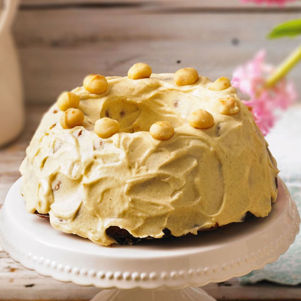 Schickes Party-Outfit: das Mäntelchen aus Frischkäse, Butter, Zucker und einem Hauch Vanille. Zum Rezept: Macadamia-Möhrenkuchen