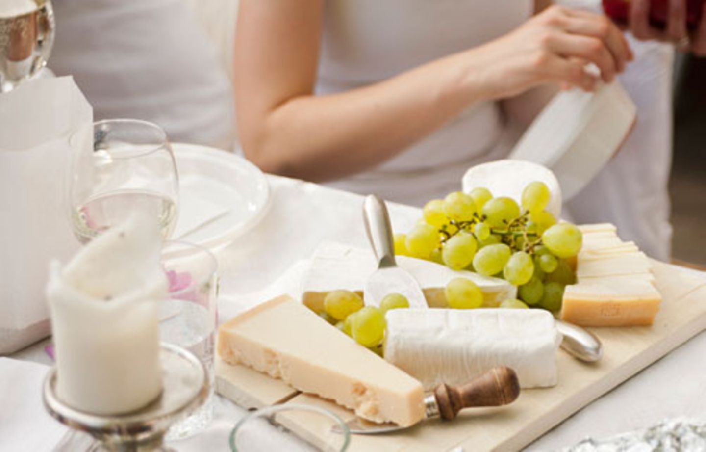 Käseplatte, Kerze, Weintrauben: So geht das Picknick à la français.