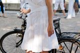 Weißes Sommerkleid, schwarzes Retro-Fahrrad: Stilvoller kann man beim Weißen Dinner nicht vorfahren.