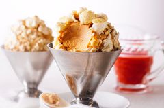 Eis selber machen: Karamell-Eis mit Popcorn und Erdbeersoße Eis selber machen: Karamell-Eis mit Popcorn und Erdbeersoße