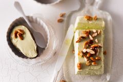 Eis selber machen: Avocado-Eis mit Zuckermandeln Eis selber machen: Avocado-Eis mit Zuckermandeln