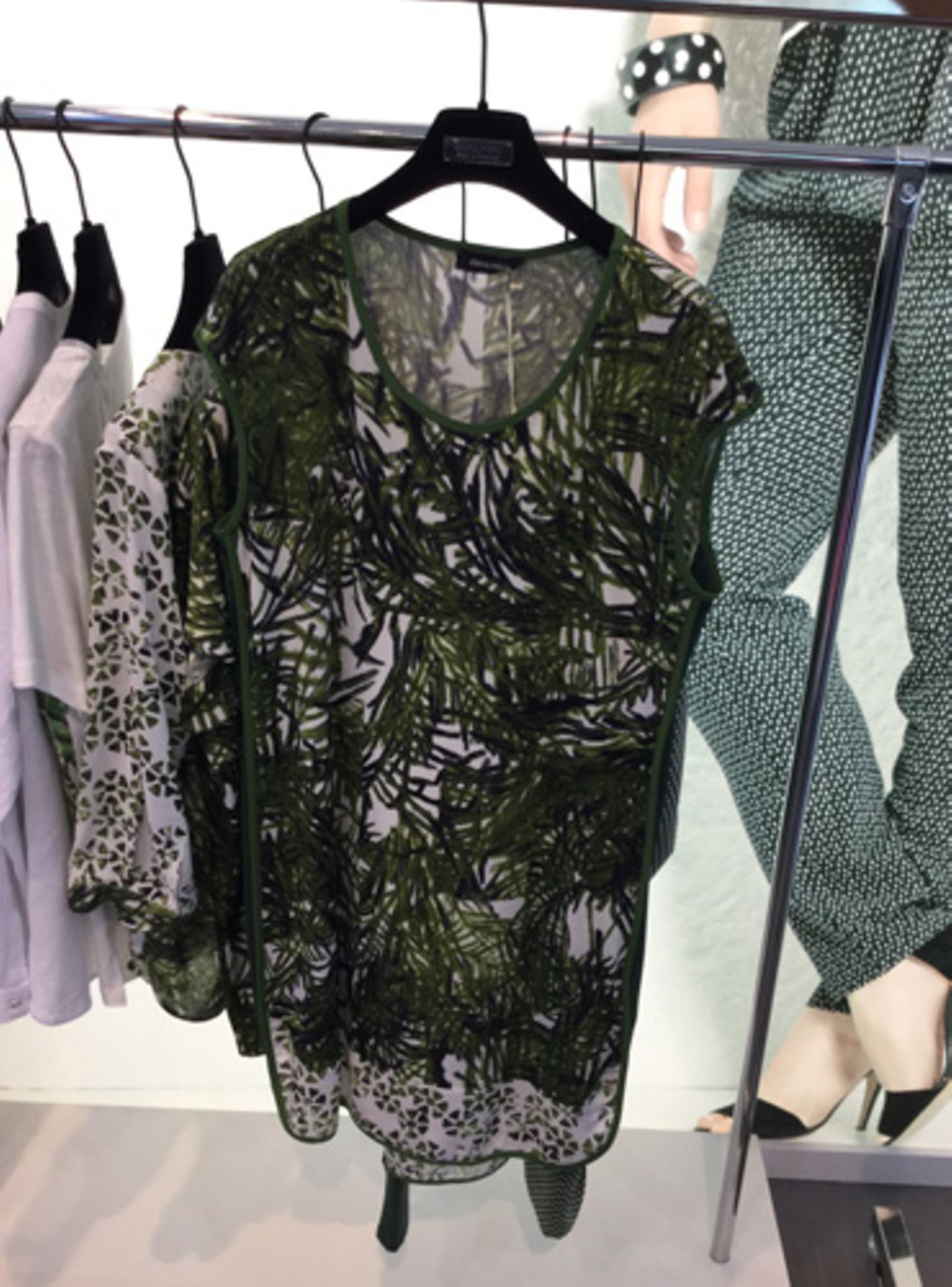 Das Sommerkleid des italienischen Herstellers Elena Miro ziert ein angesagter Palmenprint.