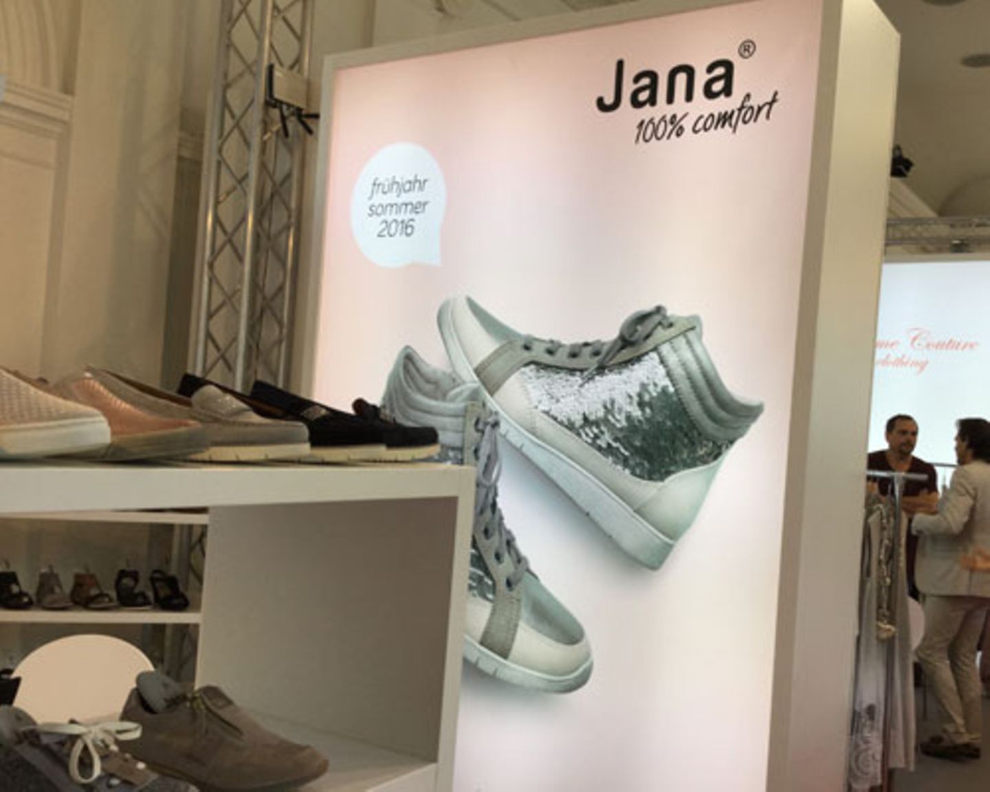 Die Marke Jana Shoes setzt auf hohen Tragekomfort und bietet Schuhe in verschiedenen Fußweiten...
