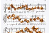 Die Ouvertüre zum großen Auftritt der BRIGITTE-Weihnachtsplätzchen: knuspriger Krokant, komponiert aus Mandeln, Sesam und Pinienkernen. Zum Rezept: Sesam-Krokantwürfel