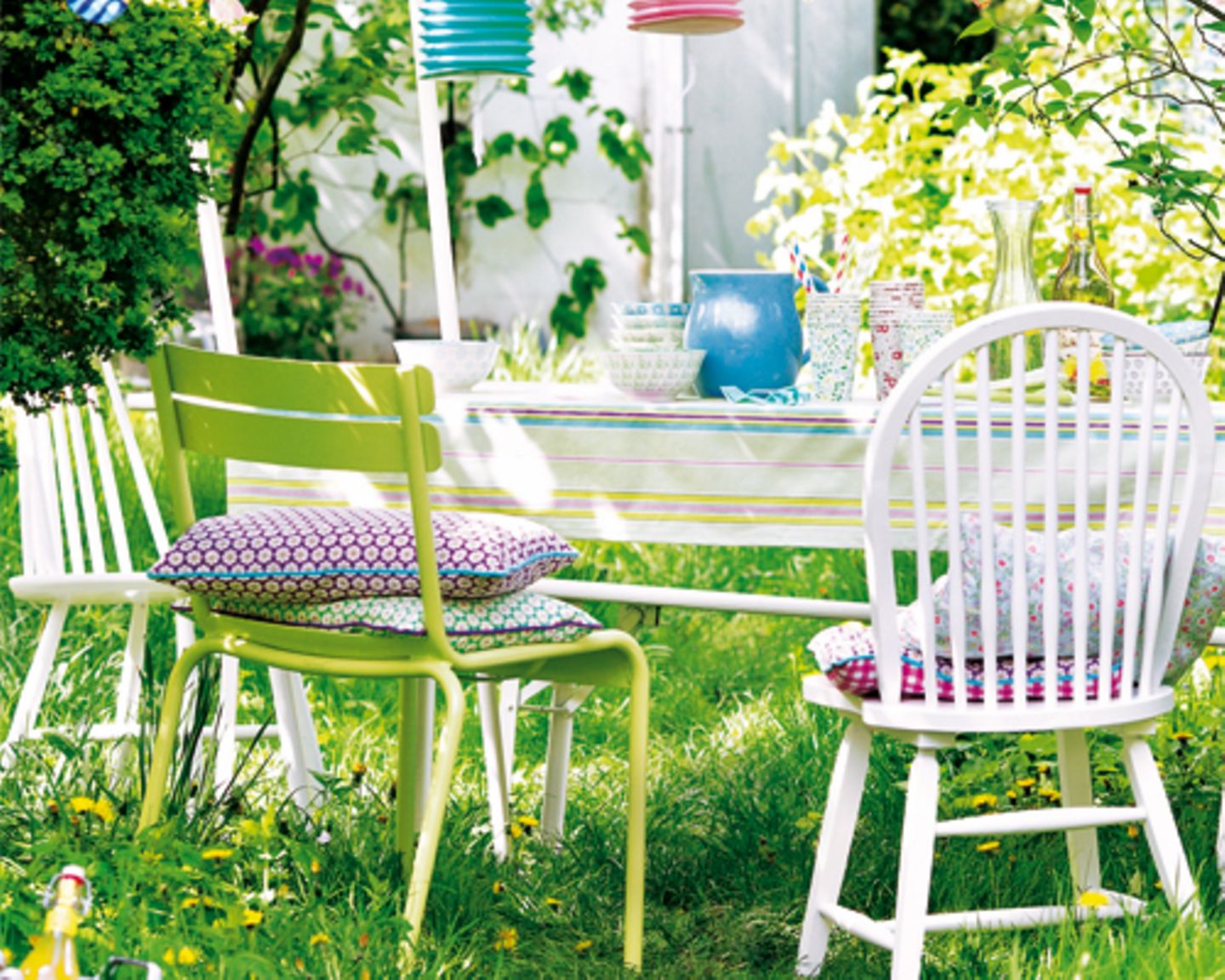 Deko-Ideen für Balkon und Garten: charmante Stühle