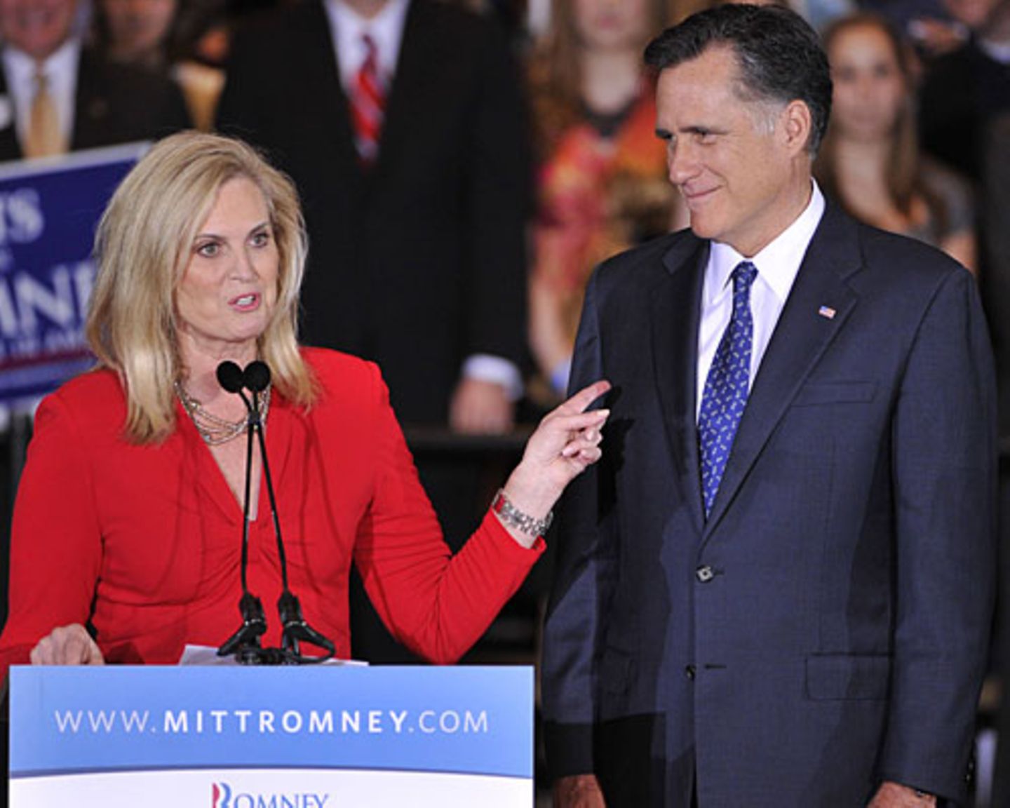 Ann Romney ist die Geheimwaffe des oft etwas hölzern wirkenden US-Republikaners Mitt Romneys, dem es schwerfällt, Sympathien zu gewinnen. Zum Auftakt des Parteitages am Dienstag in Tampa hielt seine Frau darum eine Rede. Zur besten Sendezeit des US-Fernsehens betrat sie die Bühne. Wer glaubte, sie werde Romneys Politik erklären, täuschte sich. "Heute will ich über Liebe reden", sagte sie. Mehr bei BRIGITTE.de: Michelle Obama: So stylt sich die First Lady Michelle Obama: Die Unverstellte US-Präsidenten: Das Quiz