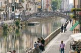 An Mailands alten Kanälen im Navigli-Viertel fügt sich die unterschwellige Durchgedrehtheit der Stadt zu einem harmonischen Ganzen.