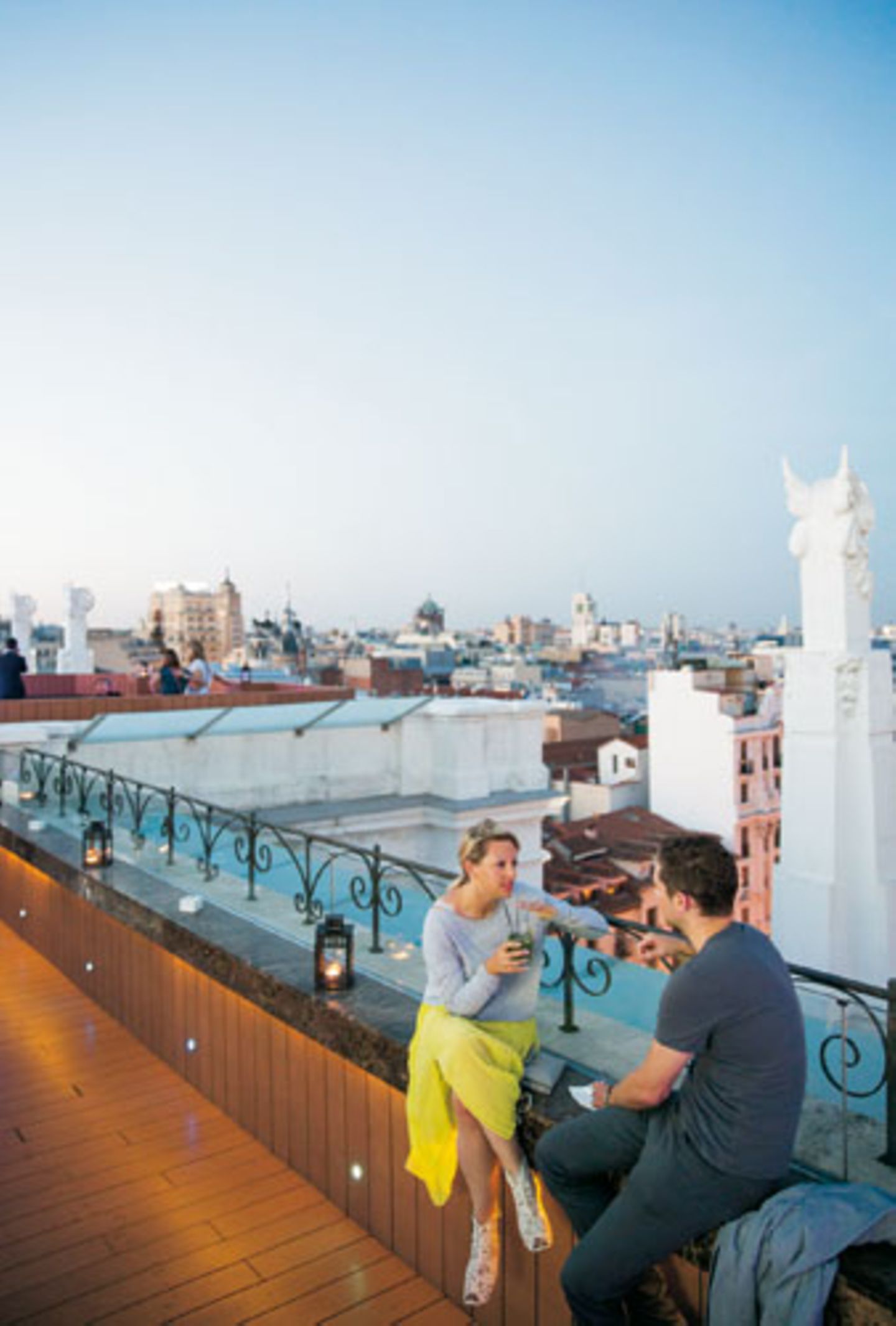 Angesagt und mit großartigem Panoramablick über die Stadt: die Dachterrasse "The Roof" auf dem Hotel "ME Madrid Reina Victoria" (Plaza de Santa Ana, 14, Madrid).