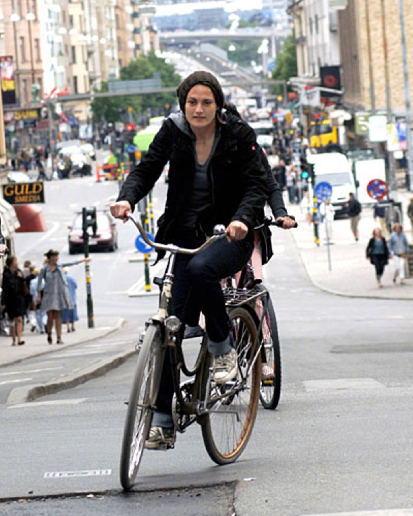 In Stockholm... fuhr sie nicht nur Fahrrad, sie spielte dort auch ein Jahr lang Fußball für den Verein Djurgarden Damfotboll. Ihre Lieblingsstadt aber ist Berlin: "Eine einmalige Stadt in Deutschland, in der ich sechs super Jahre gewohnt habe. Flohmärkte, abgefahrene Kneipen und Leute - alles, was eine Stadt für mich liebenswert macht."
